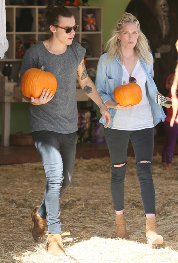 Harry Styles prepara Halloween junto a una desconocida. Harry Styles prepara Halloween junto a una desconocida.