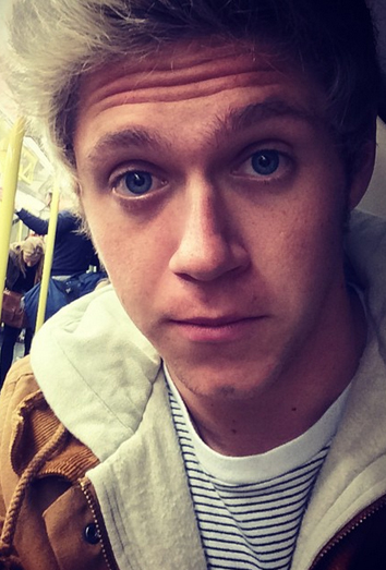 Niall Horan, de One Direction, en el metro. Niall Horan, de One Direction, en el metro.