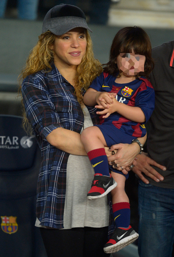 Shakira y el pequeño Milan en el Camp Nou. Shakira y el pequeño Milan en el Camp Nou.