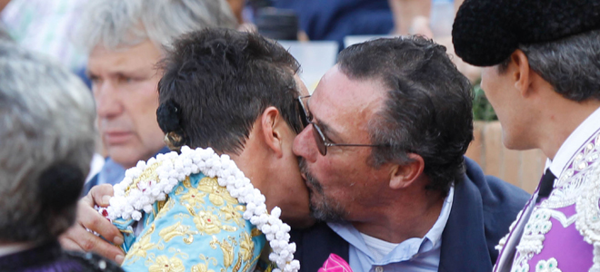 José Mari Manzanares junto a su hijo. José Mari Manzanares junto a su hijo.