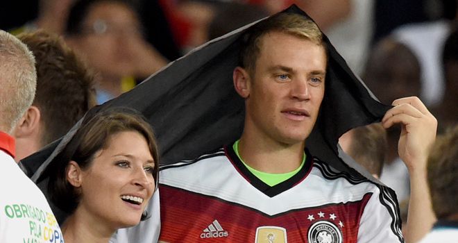 Manuel Neuer junto a su expareja tras la final del Mundial de Brasil. Manuel Neuer junto a su expareja tras la final del Mundial de Brasil.