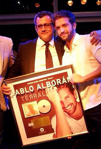 Pablo Alborán recibe el Disco de Oro en Argentina.