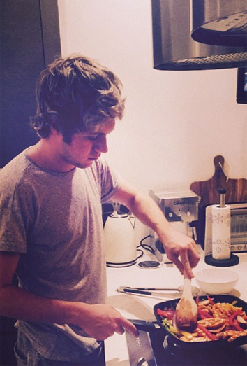 Niall Horan cocinando  Niall Horan cocinando