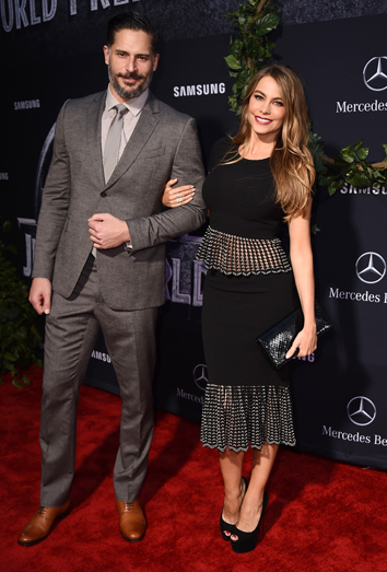 Sofía Vergara y Joe Manganiello, con Jurassic Park