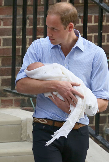 El Príncipe Guillermo de Inglaterra con su hijo El Príncipe Guillermo de Inglaterra con su hijo