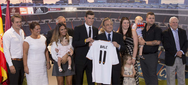 Emma Rhys-Jones junto a Gareth Bale en su presentación Emma Rhys-Jones junto a Gareth Bale en su presentación
