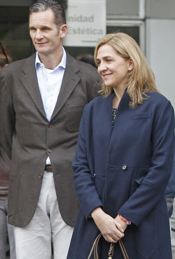 La Infanta Cristina y su marido Iñaki Urdangarín, en la clínica San José