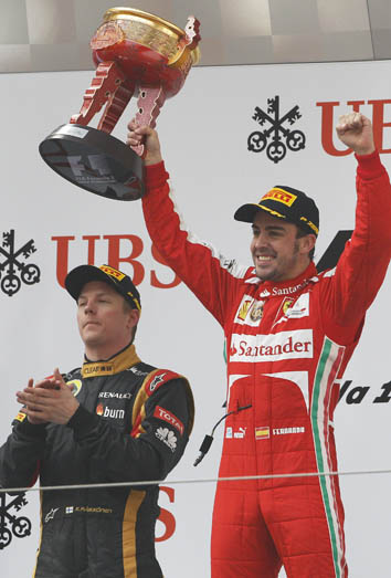 Fernando Alonso en el podio junto a Kimi Raikkonen Fernando Alonso en el podio junto a Kimi Raikkonen