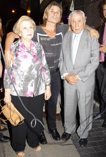 Nacho Cano y sus padres en las puertas del Teatro Coliseum de Madrid Nacho Cano y sus padres en las puertas del Teatro Coliseum de Madrid