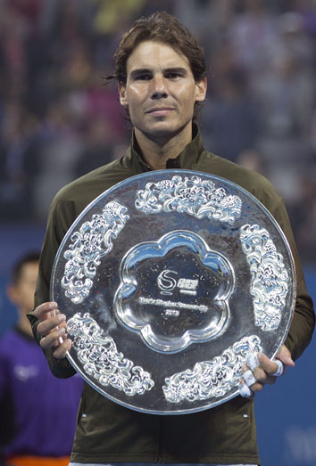 Rafa Nadal con el trofeo de subcampeón del torneo de Pekín