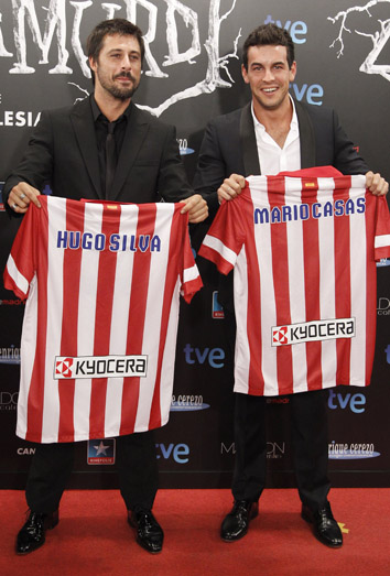 Hugo Silva y Mario Casas posando con la camiseta del Atlético de Madrid Hugo Silva y Mario Casas posando con la camiseta del Atlético de Madrid