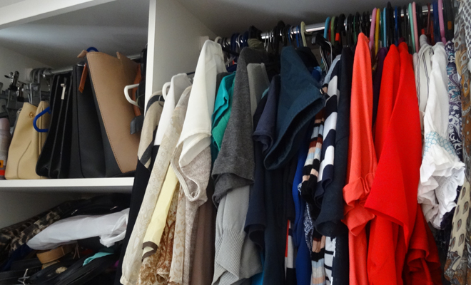Los mejores trucos para organizar la ropa y acabar con el caos de tu armario