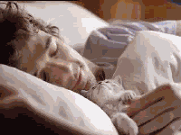 ... te encanta dormir abrazado a él o ella. ... te encanta dormir abrazado a él o ella.