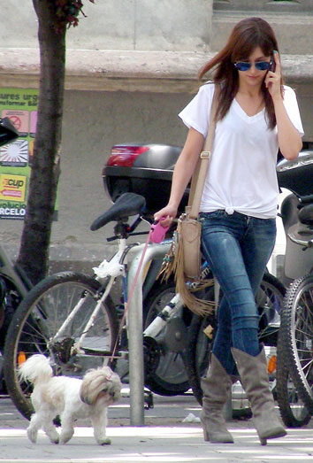Úrsula Corberó con Lolita durante un paseo. Úrsula Corberó con Lolita durante un paseo.