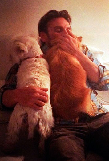 Fernando Tejero y sus perras Lía y Pepa