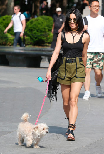 Vanessa Hudgens y su perrita Darla. 