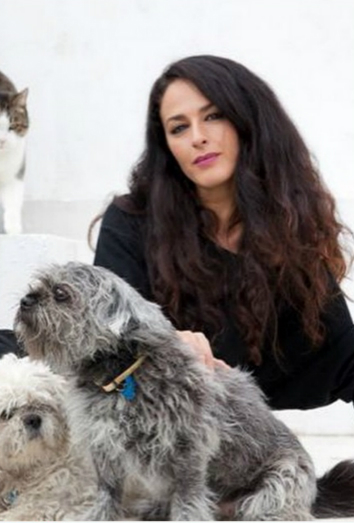 Mónica Estarreado y sus dos perros. 