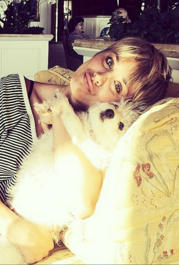 Kaley Cuoco y uno de sus perros: amor de famosa