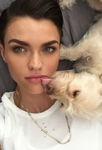 Ruby Rose con su perro Ru