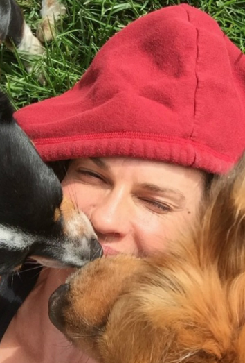 Hilary Swank, junto a sus perros Kai y Rumi Hilary Swank, junto a sus perros Kai y Rumi