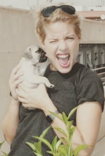 Tania Llasera y su perrita Mila, una Pug Tania Llasera y su perrita Mila, una Pug