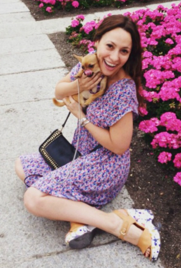 Natalia Verbeke, feliz junto a un Chihuahua Natalia Verbeke, feliz junto a un Chihuahua