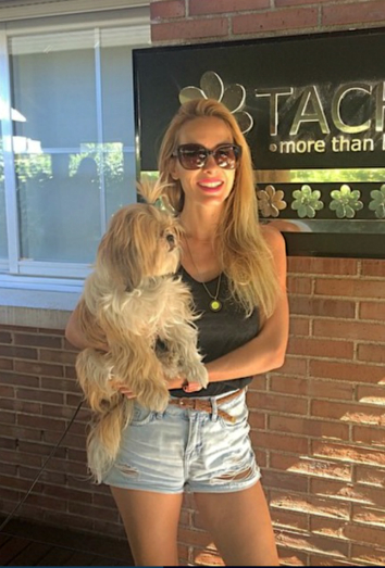 Kira Miró y su perrita Duna, una preciosa Shih Tzu