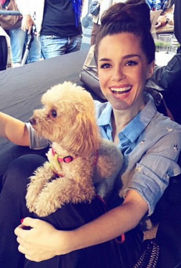 Nuria Gago y su perrita Rita, una Caniche Toy 