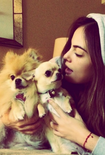 Ximena Navarrete con sus perros, Simona y Roberta Ximena Navarrete con sus perros, Simona y Roberta