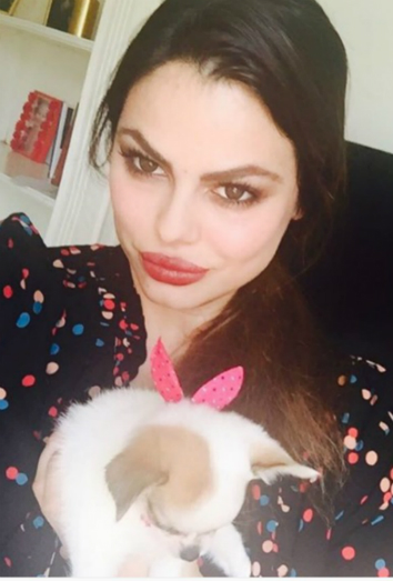 Marisa Jara y su chihuahua Lolita Marisa Jara y su chihuahua Lolita