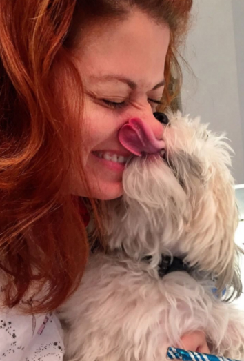 Debra Messing adora a su perro Henry, un bichón habanero Debra Messing adora a su perro Henry, un bichón habanero