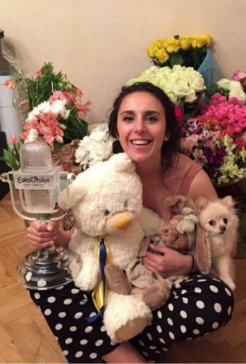 Jamala celebró su premio como ganadora del Festival de Eurovisión 2016 con su pomerania Badu Jamala celebró su premio como ganadora del Festival de Eurovisión 2016 con su pomerania Badu