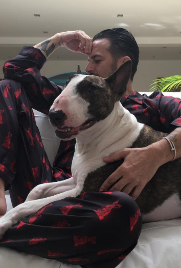 Marc Jacobs posa para la cámara junto a Nevile, su perro. Marc Jacobs posa para la cámara junto a Nevile, su perro.