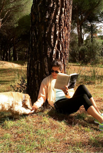 Isabel Jiménez descansa y juega con su perrita Lola, una cocker adorable. 