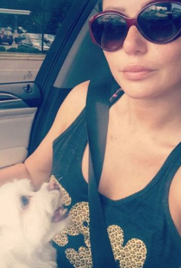 Jenni Jwoww y uno de sus perros, Noel la bichón mestiza.