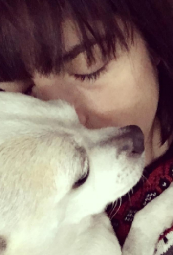 Esta es Ducky, la chihuahua mestiza, y Selma Blair  Esta es Ducky, la chihuahua mestiza, y Selma Blair
