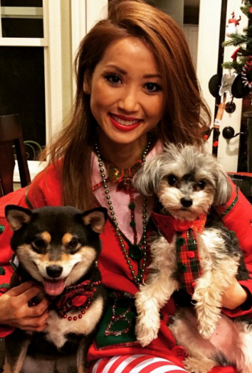 Brenda Song y dos de sus adorables perros
