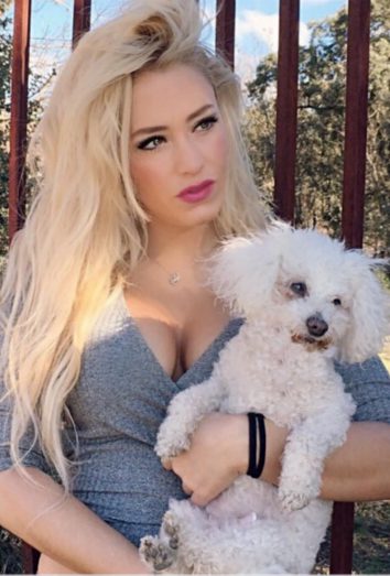 Laura Gadea y una de sus dos Bichón Frisé. Laura Gadea y una de sus dos Bichón Frisé.