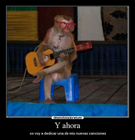 Los monos también celebran la Navidad guitarra en mano. 