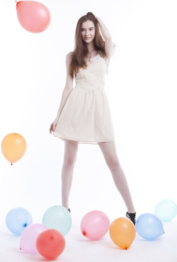 Chica con un vestido corto blanco