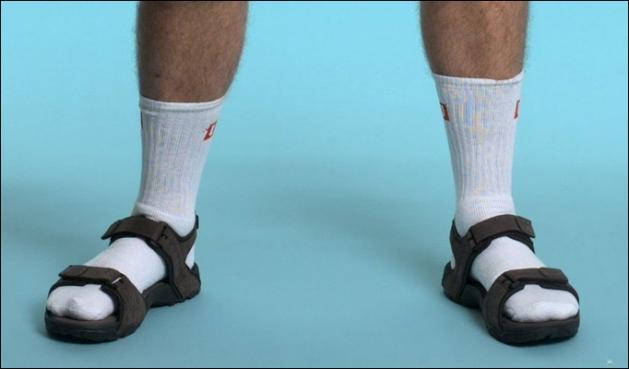 sandalias con calcetines Errores que se cometen en la moda