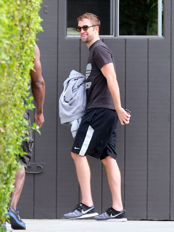 Robert Pattinson, vestido de andar por casa. Robert Pattinson, vestido de andar por casa.
