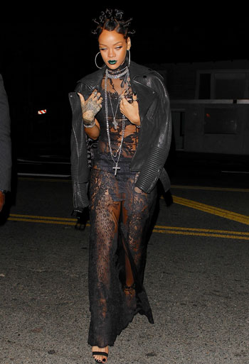 Uno de los looks más horribles de Rihanna. Uno de los looks más horribles de Rihanna.