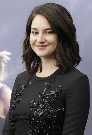 Ficha el jumpsuit bordado de Shailene Woodley Ficha el jumpsuit bordado de Shailene Woodley