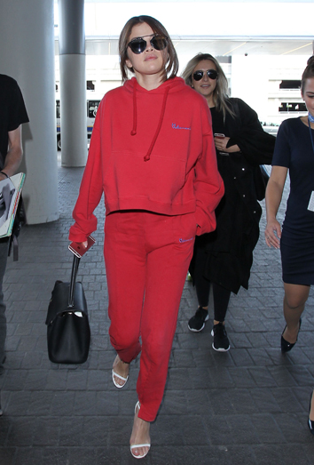 Selena Gomez también lleva chándal y tacones