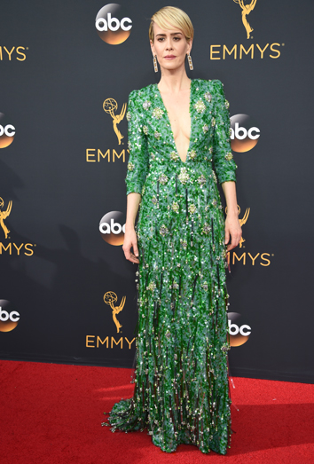 Así luce Sarah Paulson los vestidos con escote en V