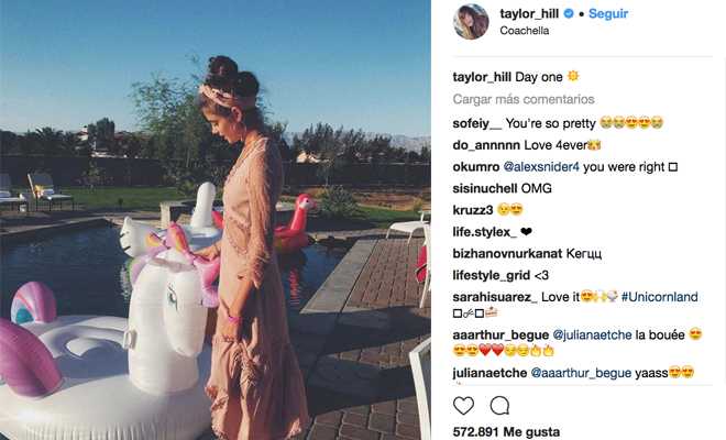 Taylor Hill y su peinado con accesorios 