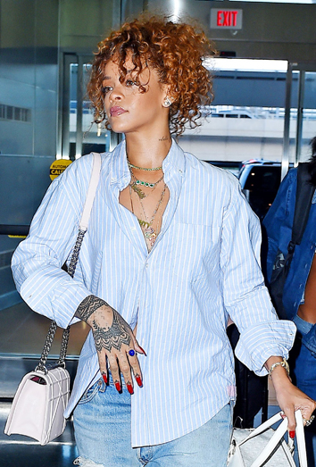 Rihanna con camisa oversize Rihanna con camisa oversize