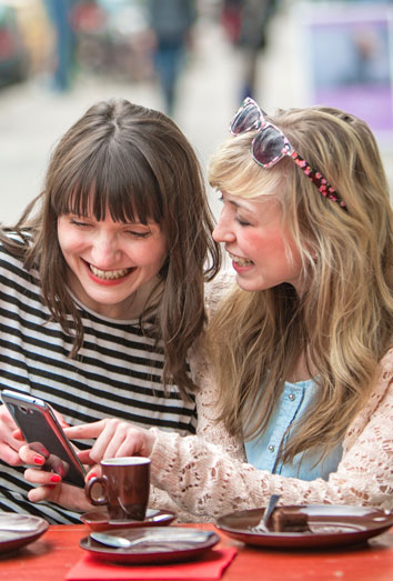 Así es la mujer Tigre con sus amigos según el horóscopo chino. Así es la mujer Tigre con sus amigos según el horóscopo chino.