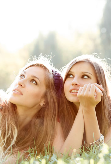 Así es la mujer Cabra con sus amigos según el zodiaco chino. 